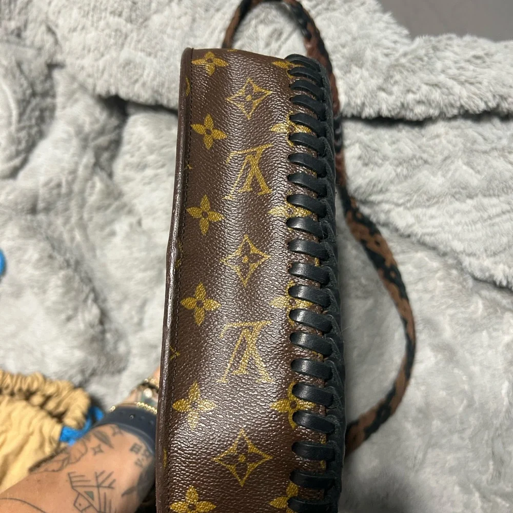 Lv world traveler bag with turquoise pendant vbb - Picture 3 of 10